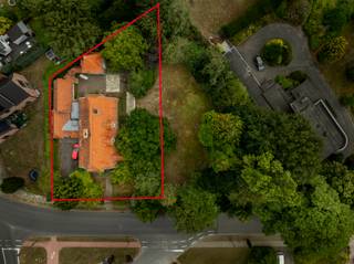 Te moderniseren villa in cottage stijl met 4 slaapkamers (5 mogelijk) en gezellige torenkamer te koop in Sterrebeek.Deze gezellige en bijzondere...