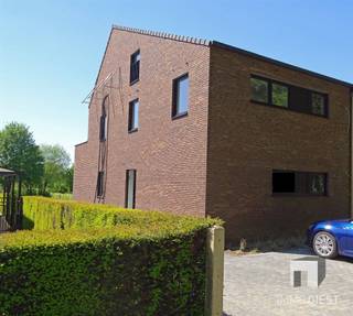 <p><span>Bent u op zoek naar een ruim en comfortabel appartement in een rustige en groene omgeving? Dan is dit duplex appartement in Scherpenheuvel iets voor u!</span></p><p><span>Dit appartement heeft een bewoonbare oppervlakte van 120 m² en beschikt over 3 slaapkamers, een badkamer met ligbad, een apart toilet, een berging, een open keuken met alle toestellen en een lichtrijke woonkamer met toegang tot het terras. Het appartement is voorzien van een warmtepomp, die zorgt voor een energiezuinige verwarming en koeling.</span></p><p><span>Het appartement is gelegen op wandelafstand van het centrum van Scherpenheuvel, waar u alle voorzieningen vindt. Het is een kleinschalig gebouw met slechts 2 appartementen waarvan 1 appartement is ingericht als zorgwoning voor mindervaliden.</span></p><p><span>U kunt ook genieten van de nabijheid van de basiliek, het park, de markt, en de vele fiets- en wandelroutes in de omgeving.</span></p><p><span> </span></p><p><span>De huurprijs bedraagt € 950 per maand, inclusief 1 parkeerplaats en een gemeenschappelijke tuin. Er zijn geen gemeenschappelijke kosten.</span></p><p><span> </span></p><p><span>Bezoeken, Dat Kan!</span></p><p><span>Vul de huuraanvraag in op ImmoDiest.be (onder te huur -> Lobbense Molenweg 12 Duplex in Scherpenheuvel->  KNOP 'VRAAG UW BEZOEK AAN'). Van zodra wij deze informatie ontvangen hebben, nemen wij contact op met u.</span></p><p><span> </span></p>