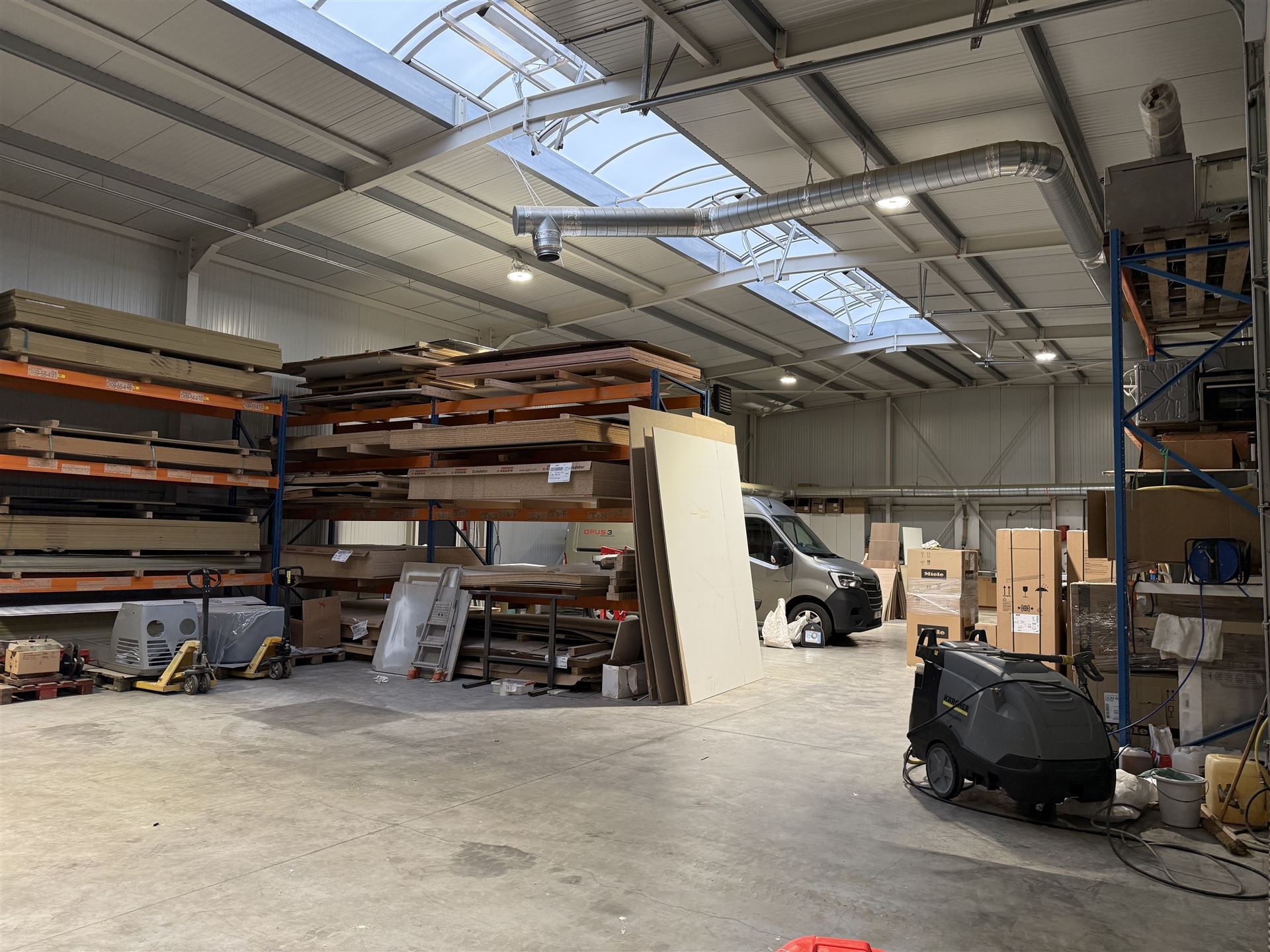 5 entrepôts, 3 garages et bureaux à vendre. - photo 3