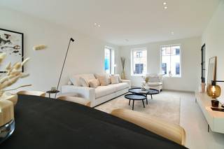 Hectaar biedt u deze ruime, open bebouwing met landelijke uitstraling, gelegen op een perceel van 8a20ca tussen Buggenhout en Londerzeel. De woning bevindt zich op een uitstekende locatie nabij het station en voorzieningen zoals een bakker, slager, scholen en grootwarenhuizen.<br /><br />Met een bewoonbare oppervlakte van 155,54m² geniet u van lichtrijke en open ruimtes, ingedeeld als volgt:<br />Gelijkvloers: inkomhal met gastentoilet en plaats voor vestiaire, lichtrijke leefruimte met open keuken, ruime berging<br />Verdieping: nachthal met apart toilet, drie volwaardige slaapkamers (15m² - 13m² - 12m²), badkamer met ligbad, inloopdouche en dubbel lavabomeubel (9,2m²)<br />Zolder: ruime zolder met uitbereidingsmogelijkheden<br /><br /><strong>Uw woning, uw stijl!</strong><br />Bij deze woning heeft u de volledige vrijheid om de binnen afwerking volledig naar eigen smaak en stijl te bepalen, in samenspraak met onze partnerleveranciers.<br /><br /><strong>Duurzaam en energiezuinig wonen</strong>
<ul>
<li>Energiezuinig wonen, warmtepomp</li>
<li>Vloerverwarming op het gelijkvloers</li>
<li>Zonnepanelen</li>
<li>Regenwaterput (7.500l) aangesloten op toiletten, wasmachine en buitenkraan</li>
</ul>
Bent u op zoek naar een ruime, energiezuinige nieuwbouwwoning die u volledig naar uw wensen kunt afwerken? Neem contact met ons op voor meer informatie of plan een afspraak in op ons kantoor te Ternat. De plannen van de woning kan u terugvinden op www.hectaar.be<br /><span>(Foto's zijn referenties van voorgaande projecten)</span>