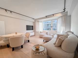 Cet élégant appartement rénové de deux chambres est situé sur le boulevard Léopold à Knokke, dans un immeuble calme et bien entretenu, à quelques pas de la digue et à proximité immédiate du boulevard Lippens. Le hall d'entrée donne accès à un espace de vie lumineux avec un agencement ouvert et harmonieux, adjacent à une cuisine moderne entièrement équipée d'appareils Siemens et Bora de qualité. Les deux chambres sont équipées d'armoires encastrées. La chambre principale peut accueillir un lit double, tandis que la deuxième chambre peut accueillir un lit de 140 x 200 cm ou un lit superposé. La salle de bains élégante est finie avec des matériaux de haute qualité et dispose d'une douche à l'italienne à effet pluie et d'un lavabo. Il y a également des toilettes séparées. La rénovation récente a été réalisée avec le souci du détail et du confort, avec notamment des finitions en mortex, du vitrage à haut rendement et un chauffage infrarouge économe en énergie avec réglage individuel via une application.<br /><br />Possibilité d'acheter les meubles et un parking dans le quartier.<br /><br />Extrait urbanistique et registre des mesures en cours de demande<br /><br />N'hésitez pas à nous contacter pour plus d'informations : tél. : 050 62 44 14 ou via knokke@immax.be