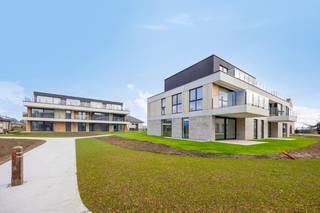 GELIJKVLOERS APP in residentie DIANTHUS II app 0.3 Dit gelijkvloers appartement in Residentie Dianthus II is gelegen in het rustige nieuwbouwproject Anjelierenlaan in Denderleeuw. Rondom de residentie is er een ruime groenzone waar de bewoners van de verkaveling rustig kunnen wandelen, spelen,.. maar vooral: genieten de omgeving. Het appartement geniet van veel lichtinval, heeft 2 slaapkamers, een badkamer met inloopdouche, een zeer ruime open leefruimte en een privaat terras. Bovendien is het volledige appartement voorzien van vloerverwarming en is het afgewerkt met zeer kwalitatieve materialen. Het gebouw beschikt tevens over een ondergrondse parking waarbij er voor iedere wooneenheid autostaanplaatsen of garages te koop zijn. Elk appartement beschikt over een berging en enkele fietsplaatsen. Zie jij jezelf hier wonen? Bel Ewout op 0497 588 888 of mail naar contact@huysmanbouw.be voor meer informatie. Meer info over het project op huysmanbouw.be