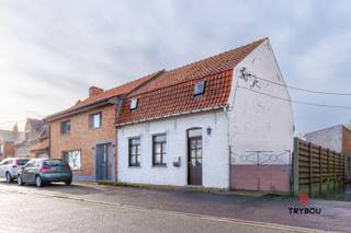 Op zoek naar een woning met potentieel én ruimte? Deze halfopen bebouwing bevindt zich op een uitgestrekt perceel van maar liefst 1422 m² en geniet van een rustige, landelijke ligging met open zicht achteraan. De ideale uitvalsbasis voor dierenliefhebbers, doe-het-zelvers of wie op zoek is naar een renovatieproject met tal van mogelijkheden.<br /><br />Indeling van de woning:<br /><br />Gelijkvloers:<br />Inkomhal<br />Gastentoilet<br />Leefruimte met zithoek en eetplaats<br />Keuken met zicht op het terras<br />Voutekamer (ideaal als bureauruimte of hobbykamer)<br /><br />Verdieping:<br />Nachthal<br />3 volwaardige slaapkamers<br />Badkamer met wastafel, toilet en ligbad met douchefunctie<br /><br />Verder beschikt de woning over een droge kelder, een groot betegeld terras, een afzonderlijke garage én een bijgebouwtje dat tal van invullingen toelaat (atelier, opslagruimte, dierenverblijf…).<br /><br />Troeven:<br />Grote achterliggende weide, perfect voor het houden van dieren<br />Veel potentieel voor wie op zoek is naar ruimte en vrijheid<br />Landelijke ligging, doch vlotte bereikbaarheid<br /><br />Met wat liefde en renovatie maak je van deze woning een warme thuis met eindeloze mogelijkheden!<br /><br />📞 Interesse? Contacteer Celine of Thijs:<br />📲 051 57 54 61<br />📧 celine@grouptrybou.be<br /> | thijs@grouptrybou.be