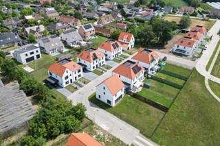 Deze halfopen nieuwbouw woning met 3 slaapkamers en een bewoonbare oppervlakte van 177 m² is gelegen op een perceel van 419,51 m² in de...