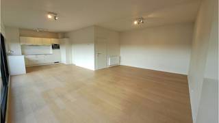 <strong>Ruim en lichtrijk 3-slaapkamerappartement</strong> met balkon perfect gelegen langs de kleine ring van <strong>Brugge</strong>, vlakbij winkels, openbaar vervoer en het centrum van Brugge en met een vlotte verbinding naar de ring. De grote raampartijen over de ganse lengte van het appartement op de 4e verdieping zorgen voor een <strong>royale lichtinval</strong> en geven de bewoners een <strong>mooi zicht op de Brugse skyline.</strong><br />+ Recent gerenoveerd!<br />+ Kwalitatieve afwerking en inrichting!<br />+ Uitstekende mobiscore 9,1 op 10!<br />+ Energielabel C!<br />+ Lift aanwezig!<br />+ Conformiteitsattest aanwezig!<br />+ Ook geschikt als vastgoedinvestering met een zeer goed verhuurpotentieel!<br /><br />Omvat een ruime inkomhal met afzonderlijk gastentoilet, ruime lichtrijke living met open ingerichte keuken, 3 slaapkamers, badkamer met inloopdouche, dubbele wastafel en voorziening wasmachine en een balkon.<br />Gvg,Wg,Gmo,Gvkr,Gvv<br />P-score=A G-score=A<br /><br />#leukwonen #brugge #vastgoedinvestering<br /><br />Bruikbare vloeroppervlakte 129 m²