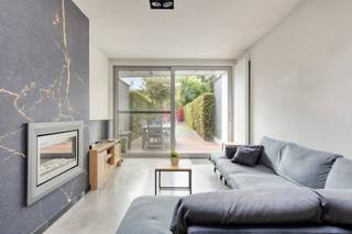 Achter deze moderne gevel bevindt zich een energiezuinige woning met EPC-label B, conforme elektriciteit, volledige asbestveiligheid, open leefruimte, veel lichtinval, prachtige tuin met terras en zoveel meer... De leefruimte sluit mooi aan op de volledig afgesloten tuin, waardoor binnen en buiten één geheel vormen. De woning is gelegen aan de stadsrand, op wandelafstand van het handelscentrum en het station, en combineert zo een uitstekende bereikbaarheid met een rustige ligging in het groen. Dankzij de vlotte verbindingen zijn ook de omliggende gemeenten gemakkelijk bereikbaar. Voor de deur bevindt zich bovendien een ruime gratis parking.<br />Binnen biedt de woning verrassend veel ruimte en comfort, met drie slaapkamers, een aparte bureau- , hobbykamer of vierde slaapkamer, twee aparte toiletten en twee praktische bergingen. De prachtige badkamer is ingericht met groot ligbad, douche en lavabomeubel en apart toilet. In combinatie met de moderne architectuur, de lichtrijke leefruimte en de afgesloten tuin is dit een aangename gezinswoning op een toplocatie. <br />Contacteer Karin voor een afspraak: 0468/12 68 62