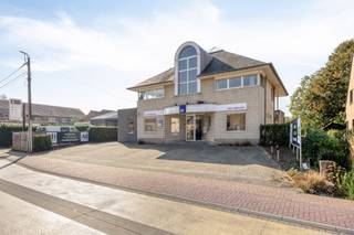 Zeer ruime woning (293 m²) met 5 kamers, ingerichte zolderverdieping, veranda, grote kelder (122 m²) met ontspanningsruimte, vrijstaande...