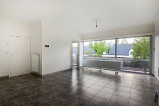 <strong>Lichtrijk appartement in Kontich-Kazerne </strong><br /><br />Dit appartement van ca. 82 m², gelegen in het gezellige <strong>Kontich-Kazerne</strong>, biedt alles voor wie comfortabel wilt wonen. Dankzij de <strong>grote ramen</strong> geniet je overal van een <strong>optimale lichtinval</strong> en een aangename sfeer. Het appartement is recent <strong>volledig opgefrist</strong> (geschilderd, nieuwe vloeren in de slaapkamers, nieuwe ramen,...). Er is ook een mogelijkheid om een <strong>garagebox</strong> extra bij te huren. <br /><br /><strong>Algemeen:</strong><br />- Recent opgefrist <br />- Bewoonbare oppervlakte: ca. 82 m² + terras 4 m²<br />- Gunstig EPC met B score<br />- Optimale lichtinval <br />- 2 slaapkamers met nieuwe vloeren<br />- Ruime bergruimte, ideaal voor kantoor of extra berging<br />- Badkamer met douche en voorzieningen WM/DK + apart toilet<br />- Privatieve kelderberging<br />- Fietsenberging <br />- Beschikbaarheid: onmiddellijk <br />- Mogelijkheid voor het huren van een garagebox (80,- euro/maand) <br /><br /><strong>Technische kenmerken/renovaties:</strong><br />- Ramen zijn recent vernieuwd (2026)<br />- CV ketel op gas en nieuwe radiatoren <br />- Gunstig EPC B label<br />- Maandelijkse lasten: ca. 70,- euro (onderhoud gem. delen, provisie water,...) <br /><br /><strong>Indeling (ca. 82 m²):</strong><br />- Leefruimte met doorgang naar de keuken (ca. 40 m²)<br />- Geïnstalleerde keuken met oven, kookvuur en ijskast<br />- Nachthal <br />- Badkamer met douche en voorzieningen WM/DK<br />- Ruime bergruimte/polyvalante ruimte<br />- 2 volwaardige slaapkamers <br /><br /><strong>Onmiddellijke omgeving:</strong><br />- Zeer vlotte bereikbaarheid naar Antwerpen en Brussel (A12)<br />- Scholen, winkels, openbaar vervoer op fiets- en wandelafstand<br />- Nabij het centrum van Kontich en op wandelafstand van het treinstation