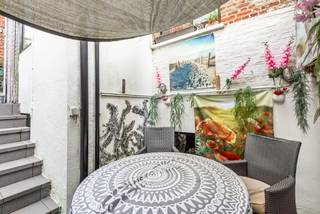 Zeer gunstig en rustig gelegen rijwoning in een aangename woonomgeving! Dit huis bevindt zich op wandelafstand van de Rupeldijk en het commerciële centrum van Terhagen. De bushalte ligt op slechts 50m wandelen. De opritten van zowel de A12 als de E19 Antwerpen-Brussel liggen nabij, ideaal voor woon-verkeer. Er is voldoende parkeergelegenheid in de omgeving. <br /><br />Deze woning werd steeds zeer goed onderhouden en is instaplaar! De EPC score heeft Label B en de keuring van de elektriciteit is volledig conform. De indeling is als volgende: -1: een ruime KELDER ruimte van 50m2 verdeeld in verschillende compartimenten; GLVL: een inkomhall, een apart toilet, een ruime woonkamer en een volledig ingerichte keuken; 1eV: een hall, 3 slaapkamers, een apart toilet en een volledig nieuw ingerichte badkamer; 2eV: ZOLDER ruimte. Verder beschikt dit eigendom over een gezellig stadstuintje met 100% privacy! <br /><br />Heeft u interesse in deze woning? <br />📞 Contacteer ons vandaag nog voor een afspraak via info@leximmo.be of 03/459.99.99!