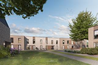 Deze BEN-woning is gelegen in een zijstraat van de invalsweg richting Ronse komende van Brakel, treft men deze gloednieuwe verkaveling! Dit op slechts 5 minuten van het bruisende stadscentrum van Ronse, met tal van horeca- en handelszaken, scholen en openbaar vervoer.<br /><br />In zijn totaliteit worden hier 15 hedendaagse BEN-woningen gerealiseerd, een <strong>verkeersluwe wijk</strong> die enkel toegankelijk is voor bewoners en een gezellige woonomgeving geniet door de gemeenschappelijke groenzone. Er is voldoende parkeergelegenheid in de wijk aanwezig, doordat er maar liefst <strong>32 privatieve carports</strong>, 8 privatieve parkeerplaatsen en parkeerplaatsen voor bezoekers voorzien worden.<br /><br />De woning is ingedeeld als volgt: ruime inkomhal, apart toilet, een open leefruimte met keuken en een aparte bergruimte. Op het 1ste verdiep zijn er <strong>3 slaapkamers</strong>, een badkamer, de nachthal, een apart toilet en een technische berging aanwezig. Verder is er nog een privatieve tuin met terras!<br /><br /><strong>Tijdelijke actie: de eerste 2 klanten die een woning kopen in dit project, schenken we een GRATIS parkeerplaats!</strong> Maak snel een afspraak en ontdek alle details, bovendien heeft u als koper ook inspraak in de materiaalkeuze van oa. de badkamer, keuken, betegeling...<br />Interesse? Contacteer Kyamo De Smet: 0479 06 13 71