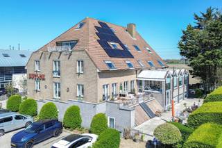 Hotel Butler is een charmant en kleinschalig hotel met 18 kamers, ideaal gelegen in het Brugse Ommeland op een korte rijafstand/ fietsafstand van zowel het historische centrum van Brugge als de populaire kustplaatsen Blankenberge en De Haan. Dit instapklare hotel combineert een strategische ligging met een warme, gastvrije uitstraling en biedt een unieke kans voor wie op zoek is naar een rendabele en veelzijdige hoteluitbating.<br /><br />Het hotel beschikt over 16 tot 18 comfortabele kamers, elk uitgerust met een eigen badkamer, flatscreen-tv. De gezellige lounge (honesty bar) en het uitnodigende terras zorgen voor extra ontspanningsmogelijkheden. Voor gasten die met de wagen komen, is er ruime parkeergelegenheid voorzien voor maar liefst 18 voertuigen op het terrein.<br /><br />Dankzij het volledig vernieuwde brandattest uit 2023 voldoet het hotel aan de actuele veiligheidsnormen en kan een nieuwe eigenaar zonder zorgen van start gaan. Bovendien biedt het pand de mogelijkheid om ter plaatse te wonen, waardoor het bijzonder geschikt is voor een koppel of familie die droomt van een eigen hoteluitbating. Daarnaast biedt het pand tal van mogelijkheden dankzij de ruime aanwezigheid van berg- en opslagruimtes, waaronder een vrij in te richten polyvalente ruimte op de benedenverdieping die zich perfect leent voor diverse invullingen.<br /><br />De uitstekende ligging tussen Brugge, de kust en de haven van Zeebrugge opent bijkomende opportuniteiten. Dit veelzijdige hotel combineert charme, comfort en commerciële potentie in één aantrekkelijk geheel.<br /><br />Contacteer ons snel voor een afspraak ter plaatse en ontdek zelf de unieke charme en de vele mogelijkheden die dit hotel te bieden heeft!