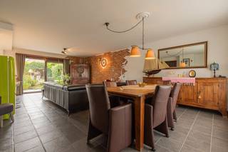 <h1><span>INSTAPKLARE EN ENERGIEZUINIGE WONING MET 3 SLAAPKAMERS, AANGENAME TUIN EN RUIME GARAGE</span></h1><p><span>Deze instapklare en uitstekend onderhouden woning is gelegen in het landelijke Wintam, vlakbij de Schelde. <br />Dankzij de nabijheid van de N16 geniet u bovendien van een vlotte bereikbaarheid richting omliggende gemeenten en belangrijke invalswegen.</span></p><p><span>Gelijkvloers:</span><span> inkomhal / ruime en sfeervolle leefruimte met eetplaats en salon (41 m²) / kwalitatief, recent vernieuwde keuken (12 m²) voorzien van alle nodige toestellen / praktische berging-wasplaats / apart toilet.</span></p><p><span>Eerste verdieping:</span><span> nachthal / 3 ruime slaapkamers (22 m², 16 m² en 15 m²) / badkamer uitgerust met dubbele wastafel, ligbad met douchemogelijkheid en toilet.</span></p><p><span>Zolderverdieping:</span><span> momenteel ingericht als ruime slaapkamer en bureauruimte. (geen vaste trap)</span></p><p><span>Buiten beschikt de woning over een aangename zuidwestgerichte tuin met tuinhuis.</span></p><p><span>Een bijkomende troef is de </span><span>r</span><span>uime garage (7,10 m x 2,85 m) met sectionale poort, bovengelegen opslagruimte en rechtstreekse toegang tot de tuin.</span></p><p><span>Verder zijn er 18 zonnepanelen</span><span> </span><span>aanwezig en is ze asbestvrij.</span></p>