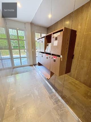 Ruim zeer lichtrijk hoek appartement in hartje Waregem bestaande uit inkomhal met vestiaire en apart gastentoilet, zeer lichtrijke ruime...