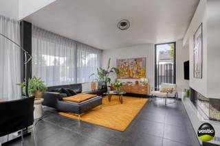 Welkom in deze prachtige en energiezuinige villa, gelegen aan de Spelvojestraat 43 in Hasselt, in een uiterst rustige en kindvriendelijke buurt op een doodlopende straat. Deze villa combineert hedendaags wooncomfort met een warme, open sfeer en hoogwaardige afwerking.<br /><br /><strong>Indeling &amp; troeven:</strong>
<ul>
	<li>3 ruime slaapkamers, waarvan één met dressing en vide</li>
	<li>Open leefruimte met veel lichtinval dankzij hoge plafonds, ramen en deuren</li>
	<li>Volledig uitgeruste keuken met moderne toestellen</li>
	<li>Gezellige living met gas haard</li>
	<li>Badkamer met inloopdouche en dubbele lavabo</li>
	<li>Vloerverwarming via warmtepomp en ventilatiesysteem D voor optimaal comfort</li>
	<li>Aluminium ramen met driedubbelglas, vliegenramen en zonneschermen op het gelijkvloers</li>
	<li>5 kWh zonnepanelen zorgen voor een energiezuinige villa (geen airco aanwezig)</li>
	<li>Regenwaterput van 10.000 L, aangesloten op het toilet en de wasmachine</li>
	<li>Alarmsysteem met meldkamer</li>
</ul>
<br /><strong>Buitenruimte:</strong>

<ul>
	<li>Zuidwestgerichte tuin met een groot, deels overdekt terras (¾)</li>
	<li>Carport voor 2 wagens met laadpaal + ruimte voor 6 wagens op de oprit</li>
	<li>Tuinhuis aanwezig en nieuwe grasmatten in aanleg</li>
</ul>
<br /><strong>Ligging:</strong>

<ul>
	<li>Op slechts 10 minuten van het centrum van Hasselt</li>
	<li>Rustige ligging, perfect voor gezinnen of wie houdt van privacy en stilte</li>
</ul>