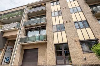 <p><span>Ligging:</span></p><p><span> </span></p><p><span>Appartement op de 1° verdieping van een klein gebouw met lift gelegen in een zijstraat van de Bisschoppenhoflaan tussen het Bisschoppenhofpark en de groenzone Bremweide.</span></p><p><span> </span></p><p><span>Indeling:</span></p><p><span> </span></p><p><span>Inkomhal, ruime woonkamer met tegelvloer en aluminium schuifraam naar het voorste balkonterras, ruime ingerichte keuken (landelijk) met plaats voor ontbijttafel, aansluitend een praktische bijkeuken met aansluiting voor wasmachine, verzorgde badkamer met ligbad én douche, apart toilet, 2 slaapkamers rustig gelegen achteraan beiden met laminaatvloer en waarvan 1 met toegang tot het terrasje achteraan.</span></p><p><span>Op het gelijkvloers is er een aparte berging (verzorgd en met tegelvloer).</span></p><p><span>Achter het gebouw is er garagebox (gelegen achter een centrale toegangspoort) met automatische sectionaalpoort en plaats voor de garage. Deze dienst mee aangekocht te worden (+ € 25.000) maar is zeker een troef wegens de parkeerschaarste in de omgeving.</span></p><p><span> </span></p><p><span>Technische kenmerken:</span></p><p><span> </span></p><p><span>EPC Label B (gunstig EPC, geen renovatieplicht), videofoon, aluminium ramen met dubbel glas en rolluiken, elektriciteit conform, individuele CV (Vaillant HR+ combi ketel), dak gebouw geïsoleerd</span></p><p><span> </span></p>
