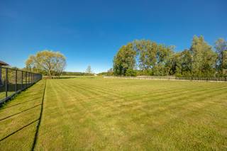 Op zoek naar een woning met ruimte, potentieel én een ideale ligging in het groen? Deze te renoveren open bebouwing in Putte, op de grens met Keerbergen, biedt een unieke kans voor wie wonen en werken wil combineren.<br /><br />De woning heeft een zeer ruime inkomhal met aansluitend leefruimte en gesloten keuken. De ruime badkamer is voorzien van zowel bad als douche. Verder zijn er drie volwaardige slaapkamers en een ruime zolder die volledig naar eigen smaak ingericht kan worden.<br /><br />Dankzij de enorm grote tuin (perceel van 23 are) geniet u hier van rust, privacy en een groene omgeving, ideaal voor gezinnen, tuinliefhebbers of wie graag buiten leeft.<br /><br />Een absolute troef zijn de verschillende bijgebouwen, perfect geschikt als atelier, opslagruimte, hobbyruimte of voor het uitoefenen van een bijberoep. Ook zelfstandigen of handige doe-het-zelvers vinden hier ongetwijfeld de ruimte die ze zoeken.<br /><br />Vooraan de woning bevindt zich een zeer ruime oprit met plaats voor meerdere wagens, camionette of mobilhome — ideaal voor bezoekers, zelfstandige activiteiten of grote gezinnen.<br /><br />Rustig gelegen in een groene omgeving en toch vlot bereikbaar, combineert dit eigendom landelijke charme met een uitstekende bereikbaarheid naar omliggende gemeenten.<br /><br />Contacteer Nico voor een bezoek ter plaatse via het nummer 0478 012 012 of via Nico@reds.be.