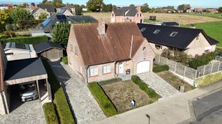 Hedendaagse villa met 4 slks, inpandige garage en mooie aangelegde tuin.<br /><br />In deze rustige buurt heeft dit koppel 12 jaar gewoond. Een goed bereikbare, toch rustige buurt in Moorslede. De woning heeft 2 opritten, ene naar inpandige garage en ene naar de achterliggende garage met tuinberging.<br /><br />Inkom met apart toilet en directe toegang naar garage/keuken/leefruimte. De leefruimte is voorzien van een gezellige gashaard, vele raampartijen en is vrij ruim. Een aparte keuken is voorzien met alle toestellen en genoeg plaats voor een eettafel met zicht op tuin en terras. Aansluitend is er een grote bergkast (eik), apart wasplaats en garage. Ook is er een droge kelder.<br /><br />Het verdiep bevat een apart toilet, vernieuwde badkamer (douche, ligbad, wastafel,..) en 4 echt ruime slaapkamers. Inmaakkasten, netjesgeschilderd, verduistering,…<br /><br />De tuin heeft 2 terrassen en is enorm mooi aangelegd. Privacy en rust vind je hier zeker terug!<br /><br />PLUSPUNTEN:<br />+ goed onderhoud<br />+ rustige buurt<br />+ 4 slks<br />+ 2 garages