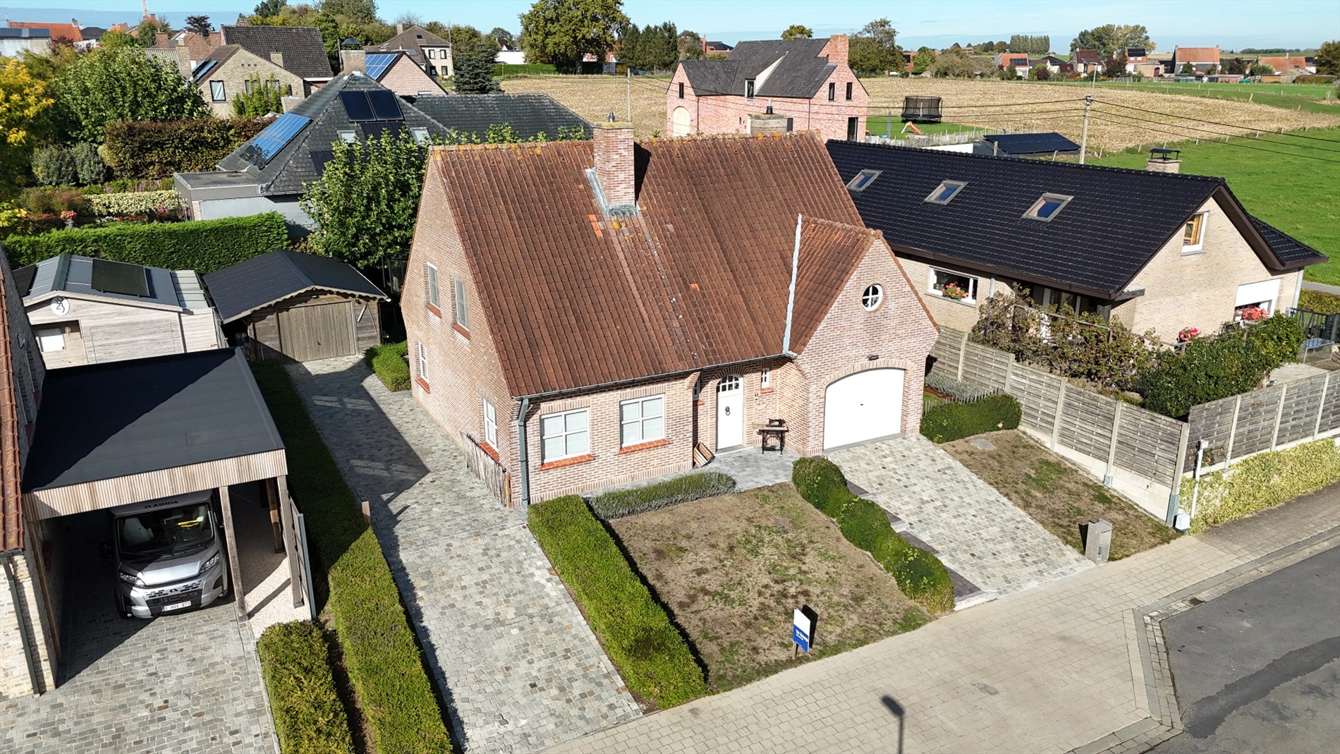 Hedendaagse villa met 4 slks, inpandige garage en mooie aangelegde tuin. - foto 2
