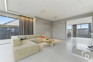 Langs de Langemarkseweg te Boezinge treffen we deze uitzonderlijk ruime en moderne villa aan. Dit architectonisch staaltje van vakmanschap...