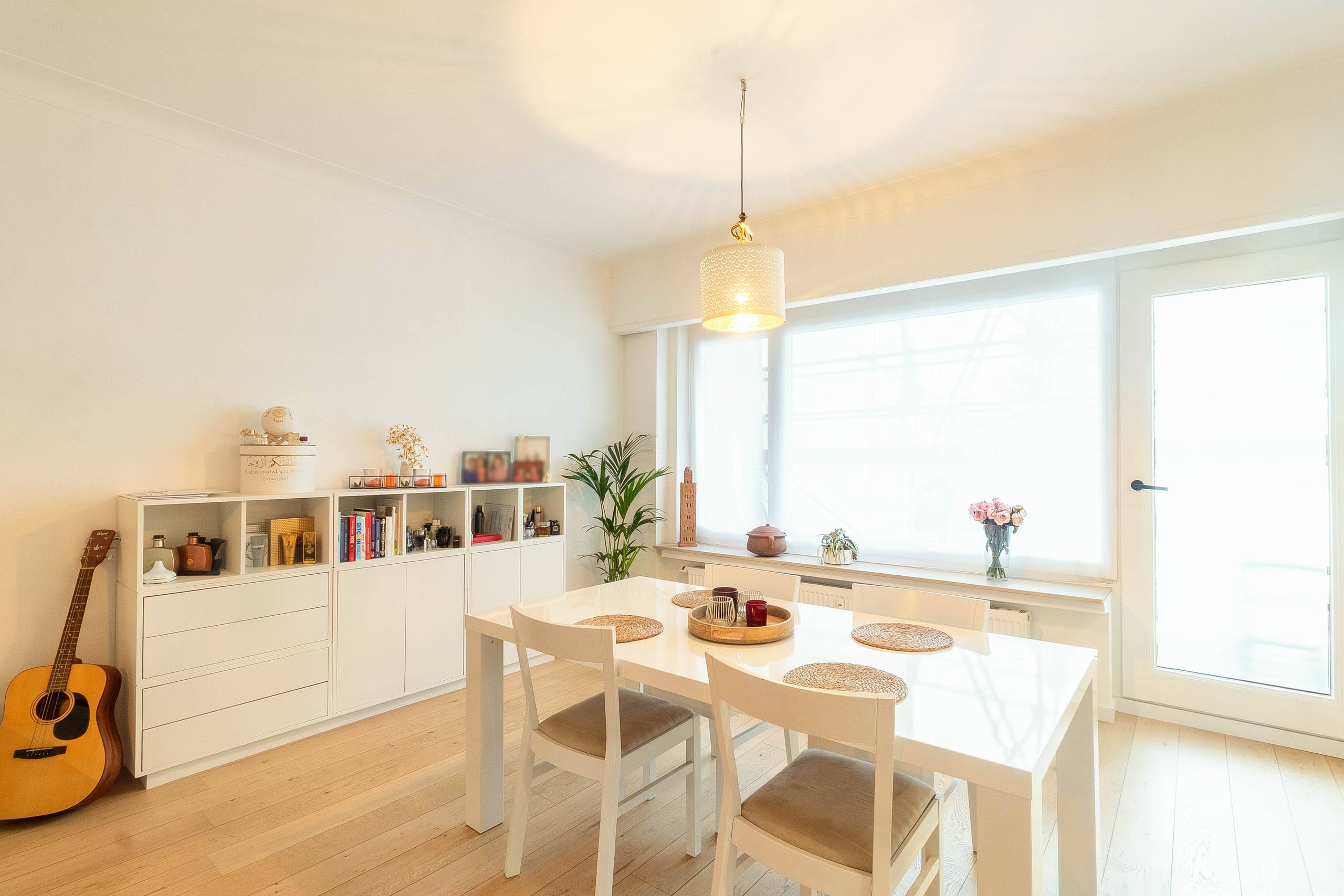 Stijlvol gerenoveerd appartement met autostaanplaats! - foto 3