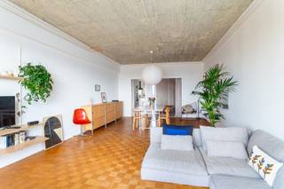 Dit instapklare appartement, op de bovenste verdieping, weet meteen te charmeren met zijn warme sfeer, authentieke details en een open uitzicht dat...