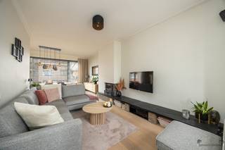 <p><span>Indeling:</span></p><p><span>Op het gelijkvloers bevindt zich een brede inkomhal met toegang tot de inpandige garage (voorzien van elektrische poort en toegangscode), de kelder en een praktische bergruimte/washok met aansluitingen voor wasmachine en droogkast. Deze ruimte biedt bovendien heel wat extra opbergruimte en heeft een achterdeur naar het terras en de tuin.</span></p><p><span>Op de eerste verdieping treffen we de zeer ruime en volledig uitgeruste keuken, voorzien van spoelbak, vaatwasser, kookplaat, dampkap en oven. Vanuit de keuken leidt een trap rechtstreeks naar het terras en de zonnige tuin, waar het dankzij de zuidwestoriëntatie heerlijk vertoeven is. De gezellige woonkamer op kwalitatieve parketvloer in zachte eik geniet van veel natuurlijk licht dankzij de grote ramen. Op deze verdieping is ook een gastentoilet aanwezig.</span></p><p><span>De tweede verdieping omvat een badkamer met ligbad, wastafel en toilet, twee slaapkamers met ingemaakte kasten en een derde kamer. Vanuit deze derde kamer vertrekt een trap naar de afgewerkte zolder, ideaal als extra slaapkamer, bureau of hobbyruimte.</span></p><p><span>Troeven:</span></p><ul><li><span>Op elke verdieping is een parlofoon aanwezig waarmee de voordeur kan worden ontgrendeld.</span></li><li><span>Garage + opbergruimte aanwezig</span></li><li><span>Centrale ligging</span></li></ul><p><span> </span></p><p><span>Locatie: </span></p><p><span>De woning bevindt zich in de Verhoevenlei in Brasschaat, een rustige straat in een bijzonder gegeerde woonomgeving. Op korte afstand vind je winkels, scholen, sportfaciliteiten en openbaar vervoer, terwijl je tegelijk geniet van de nabijheid van het Park van Brasschaat, het Peerdsbos en andere groene domeinen. Dankzij de gunstige ligging ben je in enkele minuten op belangrijke invalswegen richting Antwerpen en Nederland, zonder in te boeten aan woonkwaliteit en rust.</span></p><p><span> </span></p><p><span> </span></p>