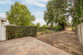<p>Appartement au rez-de-chaussée superbement rénové à Ekeren-Donk.<br />Rénovation complète et économe en énergie avec des matériaux raffinés.<br />À quelques pas des commerces, des écoles et des transports en commun.<br />Agencement : très grand salon avec parquet à chevrons, cuisine ouverte entièrement équipée avec tous les appareils électroménagers, WC séparé, salle de bains avec douche à l'italienne pratique, armoire à linge, chambre calme côté jardin, grand jardin avec terrasse ensoleillée.<br />Atouts : sans amiante, installation électrique conforme, EPC « A » (panneaux solaires privatifs inclus), compteurs individuels –> faibles charges<br />Cave de rangement incluse <br />Possibilité d'acheter la parcelle de terrain située à l'arrière pour la construction d'un garage (jouxte la parcelle à l'arrière) moyennant un supplément.</p>