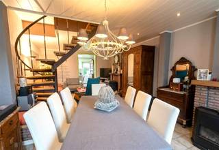 Ontdek deze interessante aanbieding - woning met zonnige tuin op 265m2 met achteraan een overdekte Carport.Deze ideale starterswoning is perfect onmiddellijk bewoonbaar. Ruime leefruimte, ingerichte keuken met frigo, gasfornuis en dampkap.Badkamer met wastafel, ligbad/douche en toilet. Op het eerste verdiep zijn er nog 2 ruime slaapkamers.Voor bezoek en/of meer info contacteer ons.