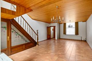 IN OPTIE Rijwoning op 175m² in aangename woonlei in wijk Donk, vlakbij de Villerslei. Inkomhal, woonkamer doorlopend naar ruime leefkeuken,...