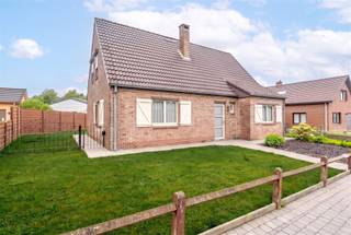 <p><strong>Century21ImmoNero stelt voor:</strong></p><p>Deze perfect onderhouden en instapklare woning, bijzonder rustig gelegen in een doodlopende straat zonder verkeer op een mooi West geörienteerd terrein van 8A69ca en omvattende:</p><p>Inkom met WC en trap, Living van 35m² Volledig ingerichte keuken van 2006 van 11m², Wasplaats, Kamer of bureau van 14m² en berging.</p><p>Verdieping biedt 3 slaapkamers van 14m², 10m² en 12m² en een badkamer (2010) met douche en WC. er is een kelder van 10m².</p><p>In de achtertuin is er een dubbele garage of atelier van 42m².</p><p>Meer info : www.tenrodestraat6.be</p>
