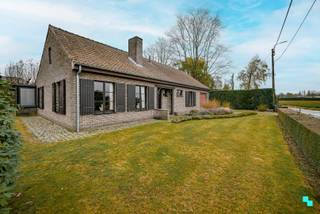 Deze vrijstaande bungalow ligt in een rustige, landelijke omgeving op een ruim perceel van ca. 719 m² en biedt een bewoonbare oppervlakte van ca...
