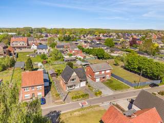 Deze charmante te renoveren woning is gelegen in het landelijke Werchter, in een rustige en aangename woonomgeving met scholen, winkels en belangrijke verbindingswegen in de nabije omgeving. Hier woon je in alle rust, terwijl je toch geniet van een vlotte bereikbaarheid.<br /><br />Op de gelijkvloerse verdieping kom je binnen via de inkomhal met vestiairehoek. Verder beschikt de woning over een gezellige leefruimte, een keuken, een tussenhal met afzonderlijk toilet en een inpandige garage. Vanuit de keuken is er bovendien toegang tot de kelder, wat extra bergruimte biedt.<br /><br />Via de trap in de inkomhal bereiken we de eerste verdieping, waar de overloop toegang geeft tot drie slaapkamers en een badkamer.<br /><br />Langs de tussenhal en de oprit aan de linkerzijde van de woning bereik je de achterliggende tuin, waar je in alle rust kan genieten van het buitenleven. Een ideale woning voor wie op zoek is naar een renovatieproject met charme en potentieel op een goede locatie in Werchter.<br /><br />Bent u bijgevolg op zoek naar een gezellige woning die u nog volledig naar uw wensen kan verbouwen dan kan u voor extra informatie of een bezoek contact opnemen met Jan Schrijvers via 0495 18 95 81 of janschrijvers@immojanstas.be.<br /><br />Bijkomende info (EPC, bodemattest, elektriciteitsattest, enz...) kan U hier downloaden ↓