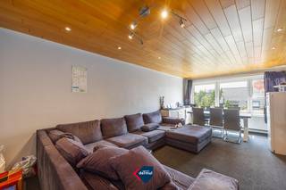 Vous recherchez un appartement abordable offrant un beau potentiel, situé dans un quartier calme et agréable ? Cet appartement de deux chambres, situé dans la Résidence André dans le quartier du Phare à Ostende, mérite assurément votre attention. Situé au troisième étage d'une petite résidence sans ascenseur, il se compose d'un lumineux séjour, d'une cuisine, de deux chambres à coucher spacieuses, d'une salle de bains, de toilettes séparées ainsi que d'un grenier.<br />L'appartement est à rafraîchir, ce qui vous permettra de l'aménager entièrement selon vos goûts et vos envies.<br />Actuellement loué, il constitue également une excellente opportunité pour les investisseurs à la recherche d'un bien offrant un rendement locatif immédiat. Atout supplémentaire: un garage dans l'immeuble est disponible en option à l'achat, un véritable avantage dans ce quartier. N'hésitez pas à nous contacter dès aujourd'hui pour obtenir de plus amples informations ou pour organiser une visite.