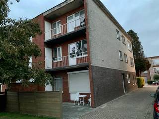 Garage spacieux de 14 m² à louer, idéalement situé à proximité du parc municipal, de l'hôpital et du cinéma. Il bénéficie également d'un emplacement idéal à proximité de plusieurs immeubles d'habitation, ce qui le rend adapté à de multiples usages, tels que le stationnement d'une voiture ou d'une moto, ou encore comme espace de stockage. Le garage est équipé d'une porte automatique et est disponible immédiatement. Ses dimensions sont de 2,70 m sur 5,20 m. Grâce à sa situation centrale, le garage est facilement accessible.