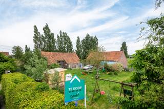 Ligging<br />Deze te renoveren hoeve is gelegen in de Keukelstraat 49 te Wingene, op een bijzonder rustige en groene locatie. De omgeving wordt gekenmerkt door uitgestrekte velden en open landschappen, waardoor u hier kan genieten van een echt landelijk en vrij gevoel. <br /><br />Algemeen<br />Dit renovatieproject biedt een unieke opportuniteit voor wie op zoek is naar een charmante hoeve met veel potentieel op een mooi en ruim perceel. De woning is omringd door groen en beschikt over een ruime tuin, ideaal voor wie houdt van privacy en buitenleven. Naast de woning bevindt zich een grote schuur, die mits renovatie tal van mogelijkheden biedt zoals opslag of hobbyruimte.<br /><br />Indeling<br />Binnenin is de woning praktisch ingedeeld. Via de inkomhal heeft u toegang tot de verschillende ruimtes. Aan de ene kant van de hal bevindt zich de keuken, met daarnaast een aparte keukenruimte en aansluitend toegang tot de badkamer. Aan de andere kant van de gang zijn er twee slaapkamers op het gelijkvloers. In de hal bevindt zich eveneens de trap naar de eerste verdieping, waar nog drie bijkomende slaapkamers terug te vinden zijn. In totaal beschikt de woning dus over vijf slaapkamers, wat het geheel bijzonder ruim maakt.<br /><br />Troeven<br />-Unieke landelijke ligging in een groene omgeving<br />-Ruim perceel met veel privacy<br />-Grote schuur met tal van mogelijkheden<br />-Interessant renovatieproject met veel potentieel<br /> <br />Bent u op zoek naar een unieke kans om landelijk te wonen, waar u bovendien de woning volledig naar uw eigen smaak en stijl kan vormgeven? Dan is dit renovatieproject in Wingene zeker een bezoek waard. Contacteer snel Loucka en ontdek hoe deze charmante hoeve uw nieuwe thuis kan worden.<br /><br />T: 0469 44 27 57<br />M: loucka@gentill.be