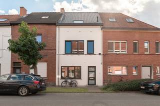 Deze prachtige woning onderging een volledige én kwalitatieve renovatie in 2019 en werd sindsdien perfect onderhouden. <br /><br />Gelegen in een populaire residentiële buurt nabij het station van Merelbeke, op de grens met Gentbrugge, nabij de belangrijkste invalswegen en op 20min fietsen van Gent centrum. Kort gezegd; een absolute topligging. <br /><br />De woning wordt gekenmerkt door veel lichtinval die de leuke materiaalkeuzes accentueren en een praktische indeling die het ruimtegevoel vergroot. Dit wordt ook doorgetrokken naar de zuidwestgerichte tuin die over een deels overdekt terras beschikt.<br /><br />Het pand ( met 139m² BVO volgens EPC label B) omvat op het gelijkvloers; inkomhal, toilet, wasplaats, leefruimte met open keuken, bureauhoek, berging, keuken, terras, tuin. Op de bovenliggende etages is er plaats voor 3 volwaardige slaapkamers, een berging en een ruime badkamer met douche, bad en toilet.<br /><br />Woning komt vrij op 1 april 2027.<br /><br />Bezoekdag 31 oktober 2026 mits afspraak.