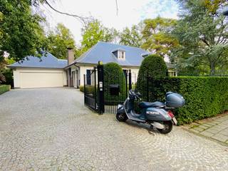 Klassiek villa gelegen op een <strong>rustige locatie </strong>te Vriesdonk.<br /><br /><strong>Indeling</strong>: Inkomhal met vestiaire en apart toilet, woonkamer met ingemaakte kasten en gashaard, ruime veranda met toegang tot terras/tuin, keuken met eethoek, bijkeuken, 2 slaapkamers met ingemaakte kasten en badkamer (ligbad, douche, toilet, handdoekdroger en dubbele spoelbak).<br />Op de eerste verdieping bevinden zich twee aaneensluitende polyvalente ruimtes, waarvan één momenteel gebruikt wordt als logeerkamer.<br />Dubbele garage met bergzolder.<br /><br /><strong>Bijzonderheden:</strong> 
<ul>
	<li>De rustigste locatie in de wijk</li>
	<li>Tuin: automatische beregening met putwater.</li>
	<li>Rolluiken (de meeste reeds met automatische bediening)</li>
	<li>Dubbele garage met automatische poort</li>
	<li>CV - gas - condenserend - Vloerverwarming</li>
	<li>EPC: 315 kWh/m² - UC :0002243042</li>
</ul>
