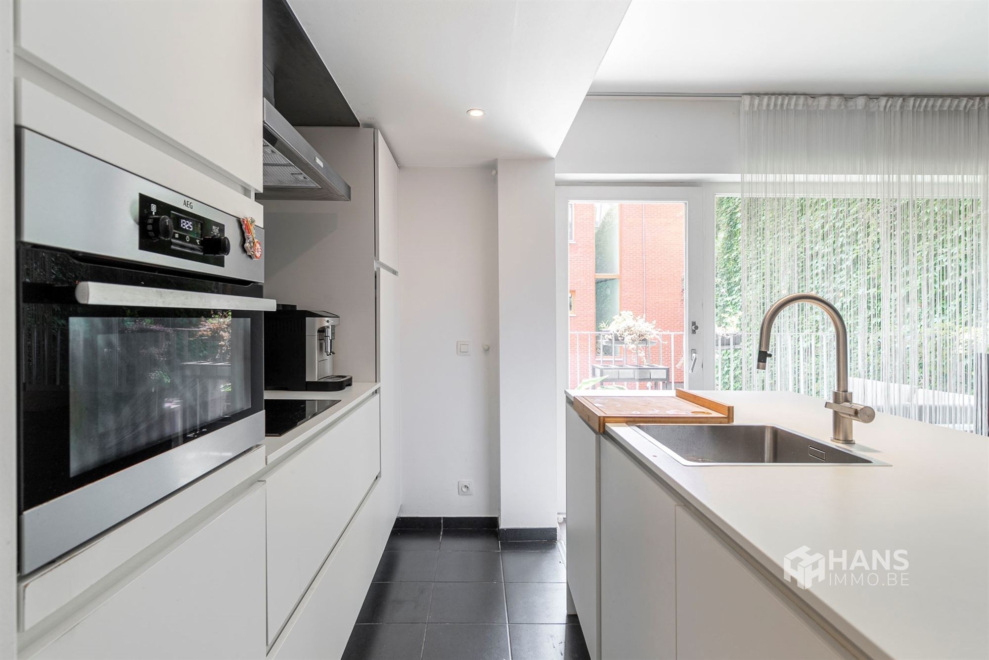 Instapklaar appartement (79 m²) met 2 slaapkamers, autostaanplaats en terras (10 m²) in Antwerpen (2000). - foto 2
