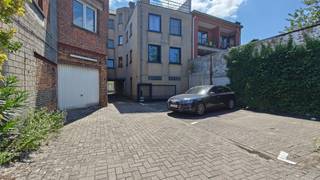 <p><span>Ruime autostaanplaats te koop op een afgesloten parkeerterrein. De autostaanplaats wordt afgeschermd door een automatische poort die met afstandsbediening kan geopend worden.</span></p><p><span> </span></p><p><span>Interessant voor zowel eigen gebruik als investering! Contacteer ons voor meer info.</span></p>