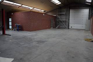 Grote loods 350 m² met gerenoveerd bureel of woonst erbij. Volledig aangelegd verhard rondom. Aparte garage 35 m². Afgesloten aan de straat met poort. Achteraan weide van ongv 3000 m². Compleet instapklaar!<br /><br />De geafficheerde huurprijs is enkel bij privé huur.