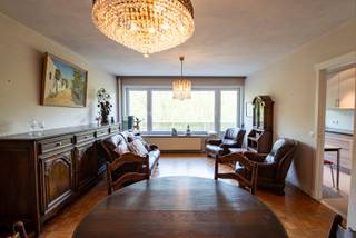 Dit appartement is gelegen in een rustige en residentiële buurt met een vlotte bereikbaarheid. Openbaar vervoer bevindt zich op wandelafstand en ook scholen zijn in de nabije omgeving aanwezig. De locatie biedt een ideale combinatie van rust en praktisch wooncomfort.<br />Het aangename appartement van ca. 85 m² bevindt zich op de vijfde verdieping van een verzorgd residentieel gebouw. Via de inkomhal met ingemaakte vestiairekast betreed je de verschillende ruimtes van het appartement. De leefruimte is voorzien van een parketvloer, de keuken is functioneel ingericht, de badkamer is voorzien van een douchecabine en een lavabomeubel. Verder beschikt het appartement over twee slaapkamers en een ruime terras met een aangenaam uitzicht op het groen. De maandelijkse provisie voor de algemene onkosten bedraagt €175. De autostaanplaats bedraagt €50/maand. Gunstige EPC 123 kWh/m²
