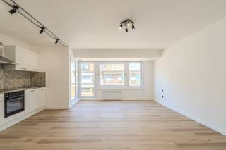Volledig gerenoveerd 2-slaapkamer appartement met terras aan de voor- en achterzijde te koop te Middelkerke, Leopoldlaan 1. Dit...