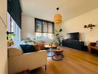 Charmante HOB met een warme sfeer, veel licht en een heerlijke buitenruimte. 🌿<br /><br />Via de inkomhal kom je in de ruime, open leefruimte waar living, eetplaats en keuken mooi in elkaar overvloeien. De open keuken geeft rechtstreeks uit op het ruime betegelde terras en de verrassend grote tuin van 250 m². Ideaal voor zomerse avonden, etentjes of gewoon lekker genieten.<br /><br />Op het gelijkvloers vind je ook de badkamer en een grote, praktische wasberging. Boven zijn er 2 ruime slaapkamers en een derde, kleinere kamer die perfect kan dienen als bureau, dressing of kinderkamer. <br />Extra troef: een ruime kelder.<br /><br />📩 Interesse? Neem gerust contact op voor meer info of een bezoek