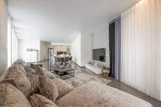 Instapklare woning te koop!<br /><br />De woning met een totale woonoppervlakte van ruim 284m² werd volledig gerenoveerd in de laatste jaren.<br /><br />TROEVEN:<br />- Woning met handelsruimte (of kangoeroewoning)<br />- Alle voorzieningen gelijkvloers<br />- Drie ruime slaapkamers + uitbreidmogelijkheden<br />- Zeer goede EPC-score (lage B!)<br />- Enorm veel woonoppervlakte<br />- Ingebouwd zwembad<br /><br />De EPC heeft een zeer lage B-score (momenteel 141), maar hier moeten nog 14 zonnepanelen aan toegevoegd worden. De stroom werd ook volledig conform gekeurd, wat zorgt dat het huis perfect instapklaar is. De aanwezige gasketels zijn vernieuwd in 2017 en de woning beschikt volledig over vloerverwarming.<br /><br />Vanuit de inkomhal is er toegang tot de praktijkruimte, tot het verdiep, het aparte toilet alsook de open leefruimte.<br />De praktijkruimte bestaat in totaal uit drie ruimtes, waarbij één ruimte voorzien is van sanitair (douche, lavabo en toilet), één ruimte kan dienen om behandelingen te doen/ als wachtkamer en één grote ruimte aanwezig is met de vroegere keuken. Hier kan een zelfstandige activiteit uitgevoerd worden als kapper, schoonheidsspecialiste... <br />Ook werd er parkeerplaats voorzien vooraan naast de woning voor het cliënteel.<br /><br />Achteraan bevindt zich de open leefruimte, met een volledig ingerichte keuken. De keuken is voorzien van een 5-pits gasvuur, koffie-apparaat, oven, microgolf, warmhoudlade en vaatwasser. Ook is er een eiland voorzien om aan te zitten en is er voldoende ruimte om een aangename zithoek en eethoek te creëren. Vervolgens is er aangrenzend een inkomhal achter met aparte berging. Bij de achterdeur is er ook mogelijkheid om te parkeren.<br /><br />Op verdiep vinden we vervolgens een volledig ingerichte badkamer. De badkamer is voorzien van een ruime inloopdouche, toilet, dubbel lavabo en heeft alle voorzieningen om een bad te plaatsen. Verder vinden we op dit verdiep nog twee ruime slaapkamers.<br /><br />Vervolgens is er een vaste trap naar de zolder, die volledig werd afgewerkt. Hier is nog een extra master bedroom, voorzien van eigen dressingmogelijkheden en een eigen badkamer. Hier vinden we opnieuw een douche, toilet en lavabo terug. <br /><br />Het perceel zelf is volledig omheind, beschikt zowel voor- als achteraan over parkeerplaatsen. De tuinverharding, overkapping, tuinhuis en zwembad zijn al netjes in orde gebracht. <br /><br />In de woning zijn er nog enkele afwerkingdetails (verlichting, plinten, deurkaders hier en daar).<br /><br />Ben jij op zoek naar een ruime woning (met eventueel eigen praktijk of zorgwoning)? Contacteer ons snel op 011 64 55 00 of info@vastgoedfransen.be.
