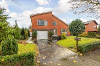 INDELINGTreedt binnen in deze ruime woning. Via de inkomhal kom je in de lichtrijke leefruimte 32m², deze is voorzien van een open haard. Naast de...