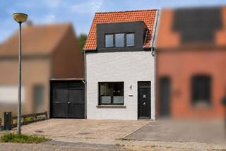 Deze gerenoveerde woning bevindt zich in de straat Koulaak en is nabij het centrum van Herentals gelegen, op korte afstand van alle voorzieningen zoals scholen, winkels en openbaar vervoer. Bovendien zijn ook de omliggende gemeenten vlot bereikbaar.<br /><br />Beschrijving:<br />We betreden de woning via de inkomhal die toegang geeft tot de volledig uitgeruste keuken, voorzien van een gasfornuis, een elektrische oven met grill, een koelkast, een vaatwasser, een spoelbak met uitschuifbare kraan, een magnetische spatwand en een verhoogde eettafel met krukken. Er is tevens een airco verwerkt in het plafond. Aansluitend bereiken we een knusse leefruimte. Achterliggend bevindt zich een ruime berging die beschikt over de nodige aansluitingen voor wasmachine en droogkast en een badkamer voorzien van een inloopdouche, een dubbele wastafel en een toilet.<br /><br />De eerste verdieping biedt nog 2 volwaardige slaapkamers, beide uitgerust met een airco.<br /><br />Achter de woning bevindt zich een goed onderhouden en volledig omheinde tuin, waar het aangenaam vertoeven is. Tot slot beschikt de woning over een ruime carport en verschillende tuinbergingen.<br /><br />Extra: <br />- Gunstig EPC-label: B<br />- Ingebouwd surround systeem <br />- 12 zonnepanelen aanwezig<br /><br />Voor meer info of een bezoek contacteer ons via info@vastengoed.be of via 014/72 73 74.<br /><br />Wenst u een gratis schatting van uw eigendom? Contacteer ons via 014/72 73 74.