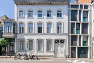 VOOR DE SNELLE BESLISSERS!<br />ACADEMIEJAAR 2026-2027<br /><br />Luxueuze studentenkamer met eigen sanitair in hartje Leuven nabij Grote en Oude Markt. Deze kamer bevindt zich op de derde verdieping, meet 17,7 m² en heeft een uitzicht over de tuin. De kamer heeft eigen sanitair (lavabo, wc en douche) en mag gebruik maken van een gemeenschappelijke moderne keuken. De kamer is ook volledig gemeubeld zijnde met bureau, stoel, boekenrek, kast, bed, frigo en gordijnen. Extra troef: elke student mag gebruik maken van de grote (7are!) gemeenschappelijke tuin. Top om te genieten of studeren in het zonnetje. <br /><br />De kamer is onmiddellijk beschikbaar Huurprijs 650 € + 75 € voor nutsvoorzieningen