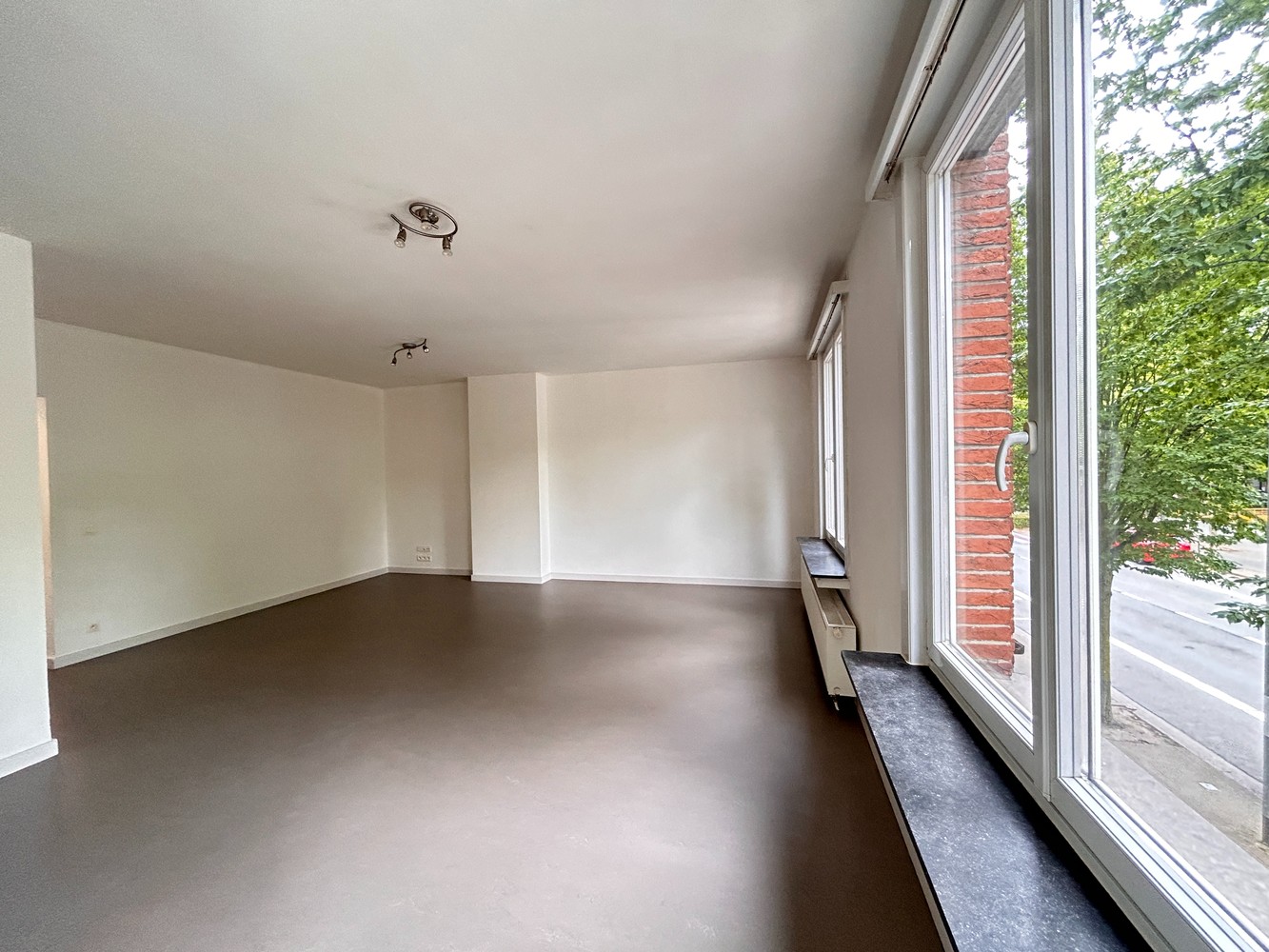 Pal in het bruisende centrum van Brasschaat gelegen 2 slaapkamerappartement in perfecte staat - foto 5