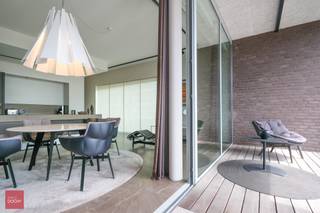 Standingvol appartement, hoge plafonds, vloerverwarming, licht en privacy. Bestaande uit een inkomhall, living / leefruimte, luxueus ingerichte...