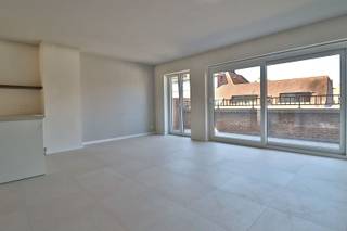 <p><span>Prachtig duplexappartement (100m²) met twee slaapkamers en twee zalige terrassen</span></p><p><span> </span></p><p><span> </span></p><p><span>Bestaande uit een inkomhal met apart gastentoilet, ruime en lichtrijke woonkamer met aansluitend de volledig geïnstalleerde keuken en een direct contact  met de twee royale terrassen (10 &amp; 15m²) waar je zon en schaduw kan combineren.</span></p><p><span> </span></p><p><span>Via de trap bereiken we het duplex verdiep, voorzien van twee ruime slaapkamers en de badkamer met wastafel en mooie inloopdouche.</span></p><p><span> </span></p><p><span>Het appartement is tevens voorzien van een pakket zonnepanelen en heeft een EPC label A, zodat een lage energiefactuur gegarandeerd is!</span></p><p><span> </span></p><p><span> </span></p>